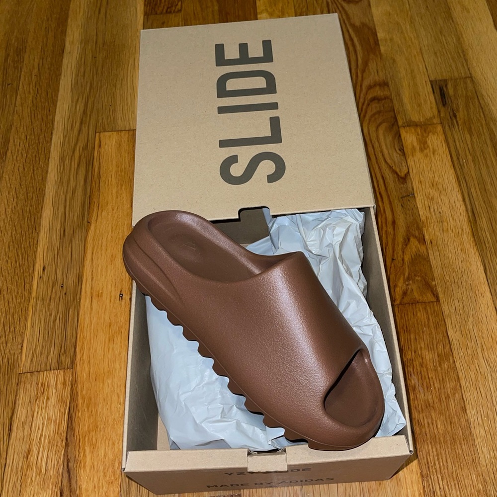 YEEZY SLIDE ADULTS